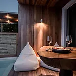 King's & Queen's - With Private Pool Hotel de apartamente