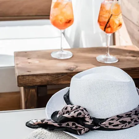 King's & Queen's - With Private Pool Hotel de apartamente 4*