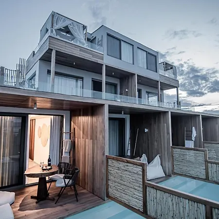 King's & Queen's - With Private Pool Hotel apartamentowy *