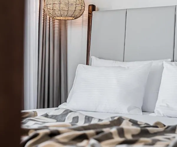 Апарт-отель King's & Queen's - With Private Pool 4*