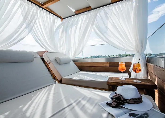 King's & Queen's - With Private Pool Aparthotel 4*