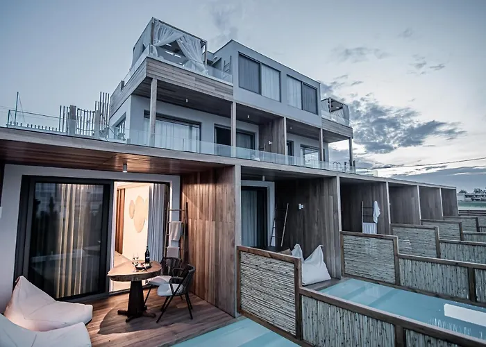 King's & Queen's - With Private Pool Aparthotel 4*