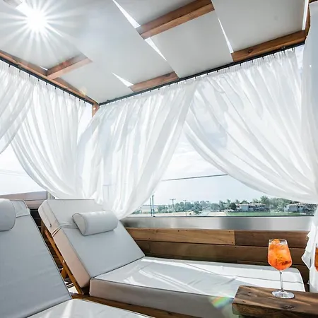 Ξενοδοχείο με διαμερίσματα King's & Queen's - With Private Pool *