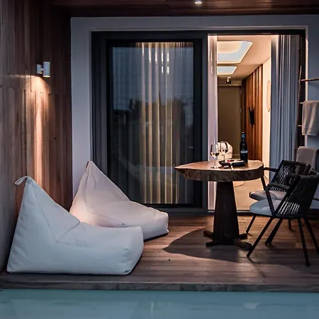 Ξενοδοχείο με διαμερίσματα King's & Queen's - With Private Pool *