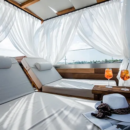 King's & Queen's - With Private Pool Aparthotel 4*