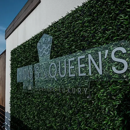 Ξενοδοχείο με διαμερίσματα King's & Queen's - With Private Pool