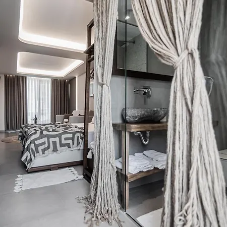 Ξενοδοχείο με διαμερίσματα King's & Queen's - With Private Pool *